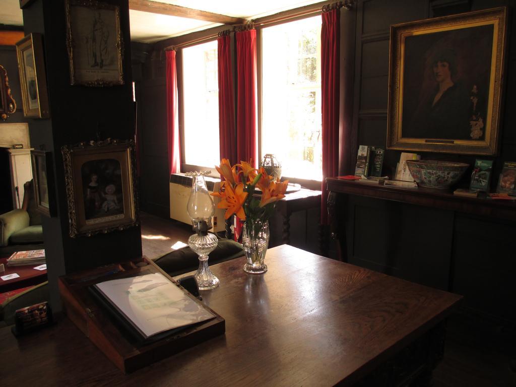 Old Manor House * Shepperton