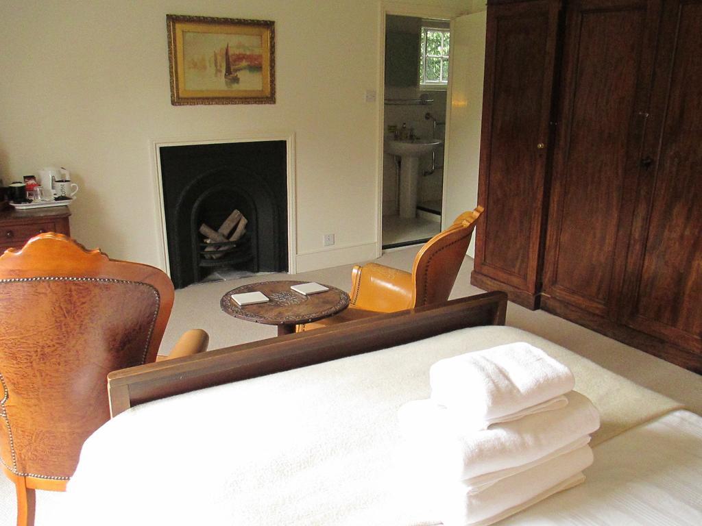 Old Manor House * Shepperton
